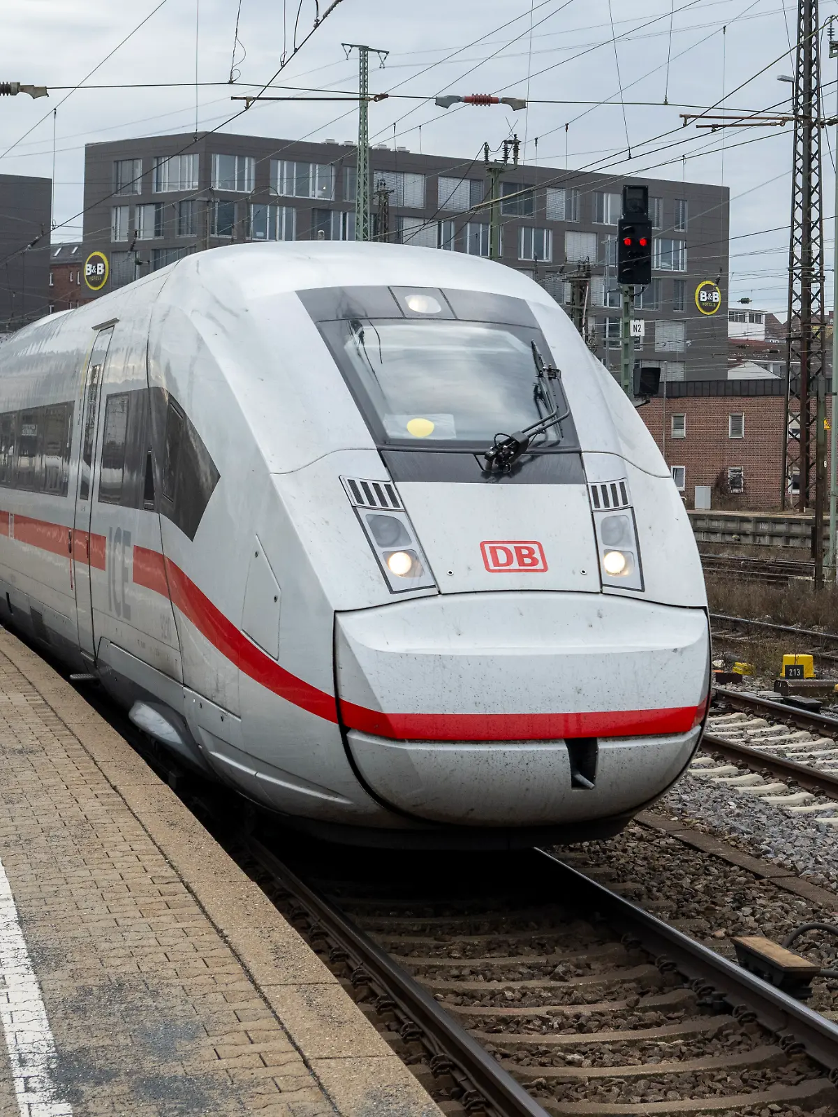 In einem ICE am Hauptbahnhof in Ulm findet ein Großeinsatz der Polizei statt – wegen eines verdächtigen Gegenstands. (Archivfoto)