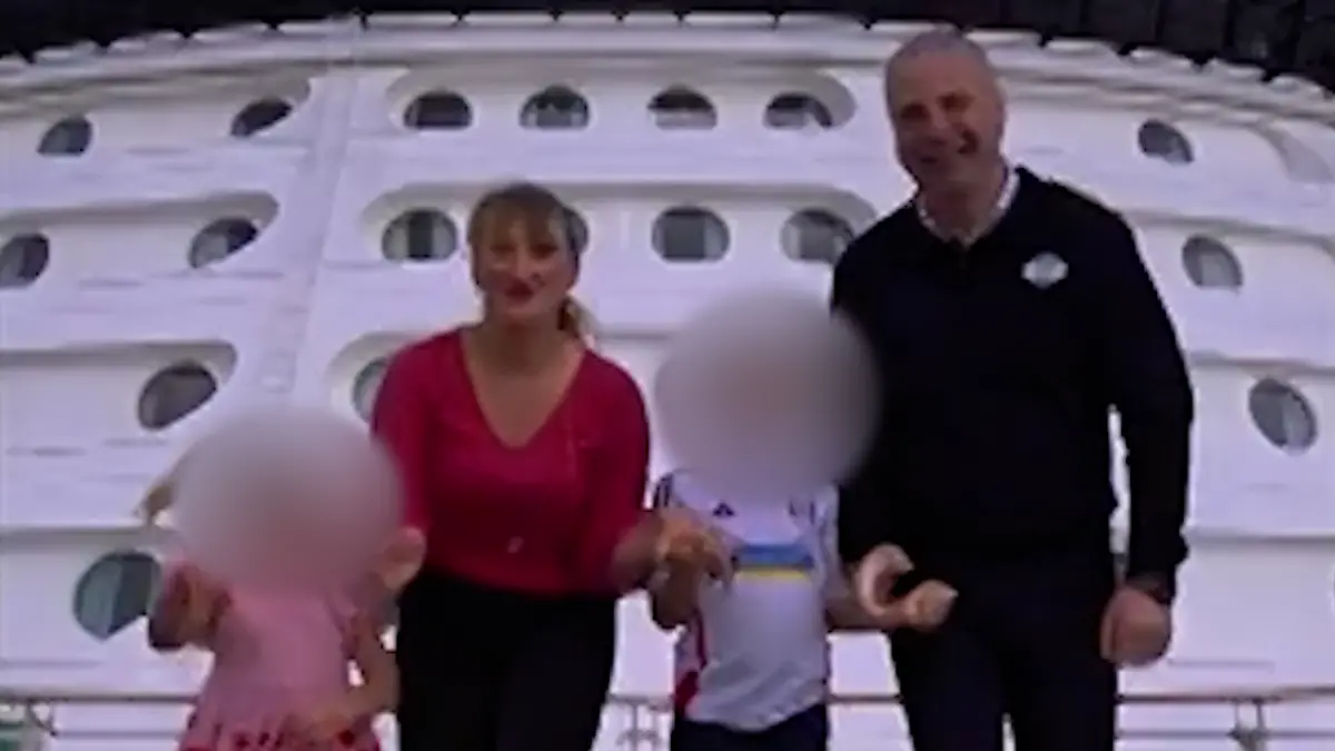Jessie Tondreau mit ihrer Familie an Bord eines Kreuzfahrtschiffes.