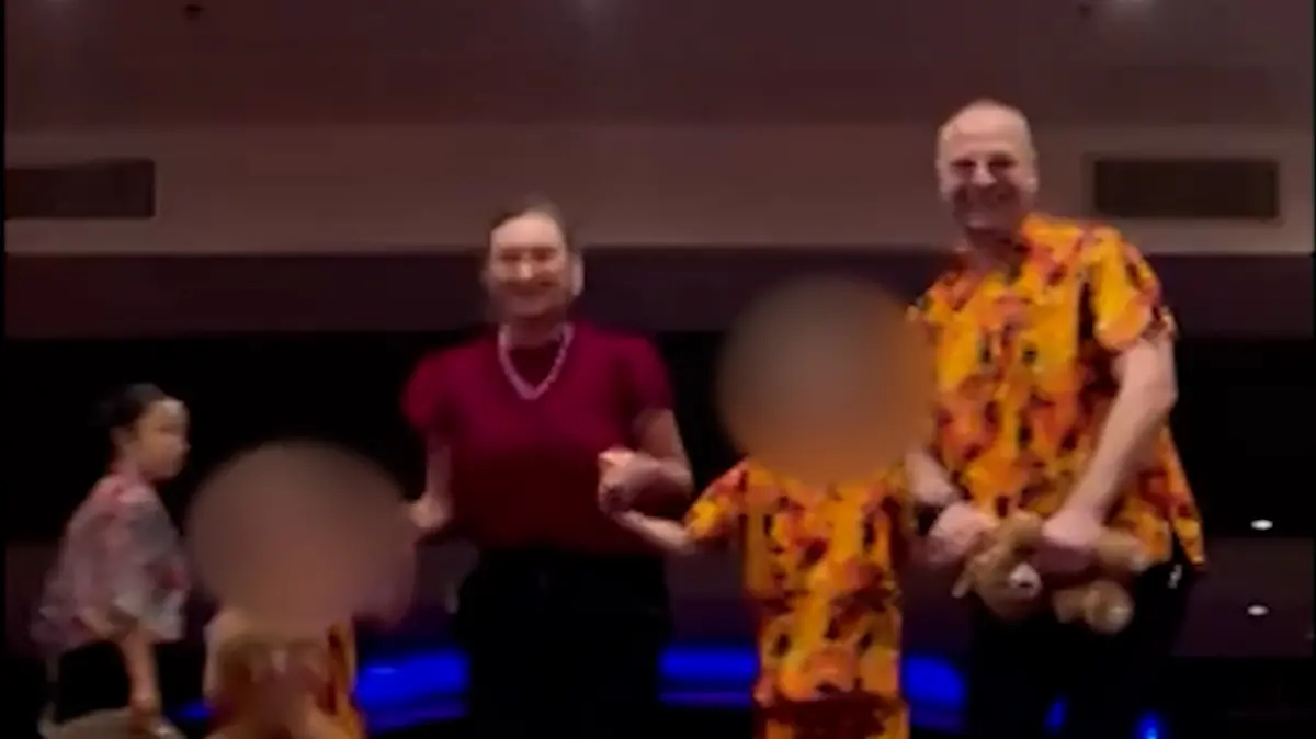 Am Nachmittag verbringt die Familie gemeinsam Zeit: Sie isst zusammen zu Abend, geht an den Pool und besucht oft Abendshows.