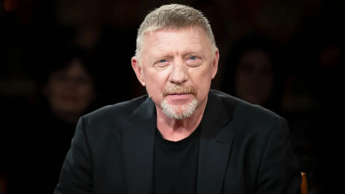 ARCHIV - 12.12.2025, Bremen: Der ehemalige Tennisprofi Boris Becker sitzt in der Talkshow «3nach9» von Radio Bremen, während diese aufgezeichnet wird. (zu dpa: «Babynews bei Campino - Diese Stars wurden noch spät Väter») Foto: Sina Schuldt/dpa +++ dpa-Bildfunk +++