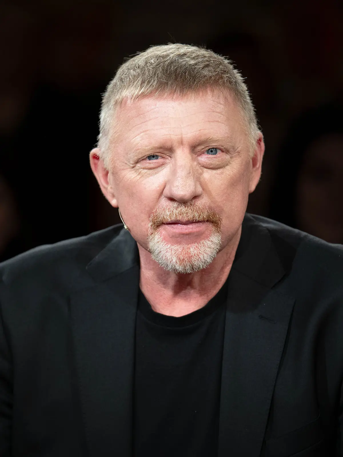 ARCHIV - 12.12.2025, Bremen: Der ehemalige Tennisprofi Boris Becker sitzt in der Talkshow «3nach9» von Radio Bremen, während diese aufgezeichnet wird. (zu dpa: «Babynews bei Campino - Diese Stars wurden noch spät Väter») Foto: Sina Schuldt/dpa +++ dpa-Bildfunk +++