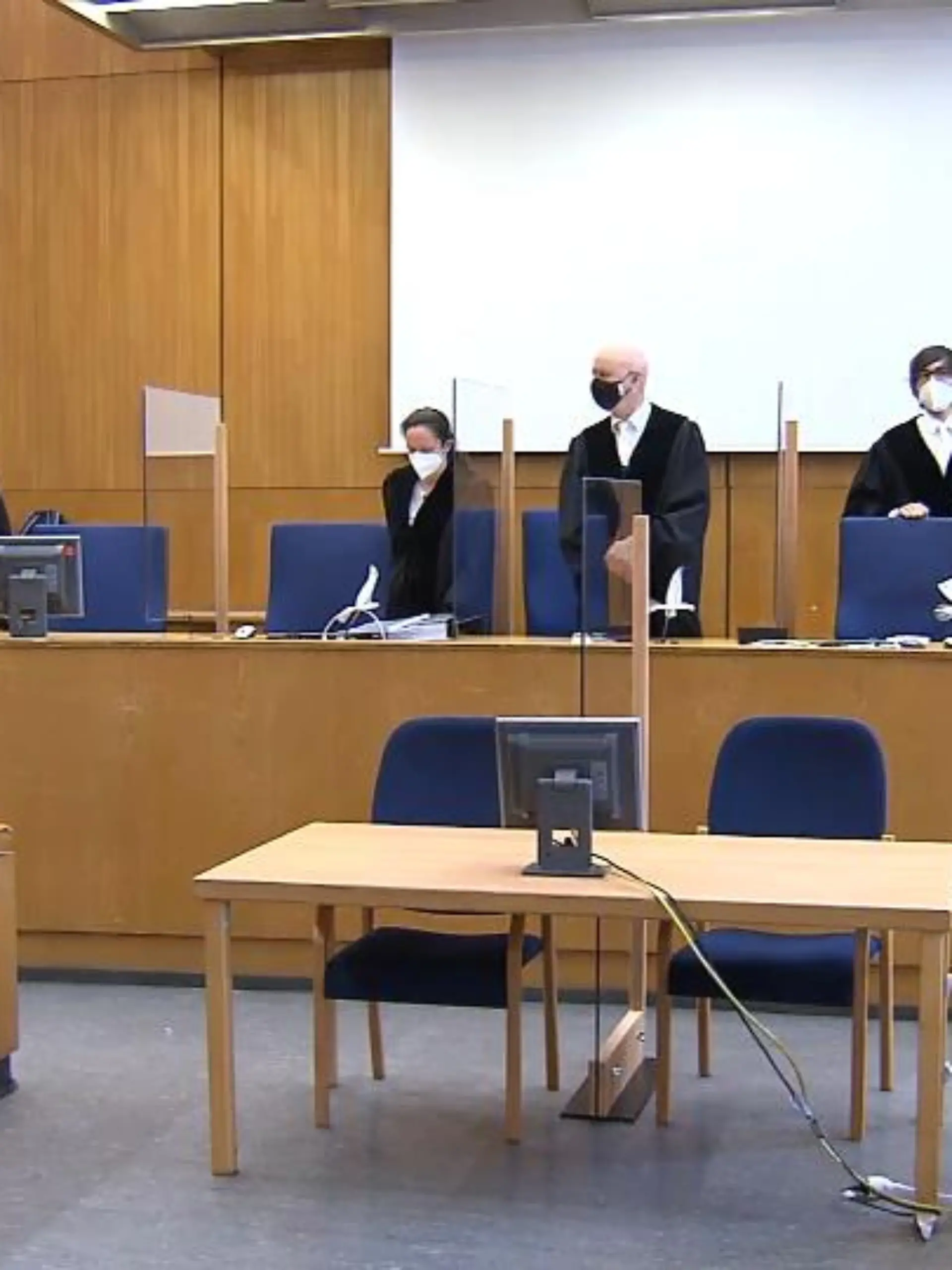 Im Prozess um die Tötung eines Ehepaares auf einem Reiterhof fiel am Dienstag das Urteil des Landgerichts Frankfurt. Je 10 Jahre und 6 Monate Haft wegen Totschlags lautet das Urteil für den 66 Jahre alten Vater und seinen Sohn (36). Den beiden wurde vorgeworfen, ihr Vermieter-Ehepaar im Juni 2014 in Maintal-Dörnigheim nach einem Streit getötet zu haben.