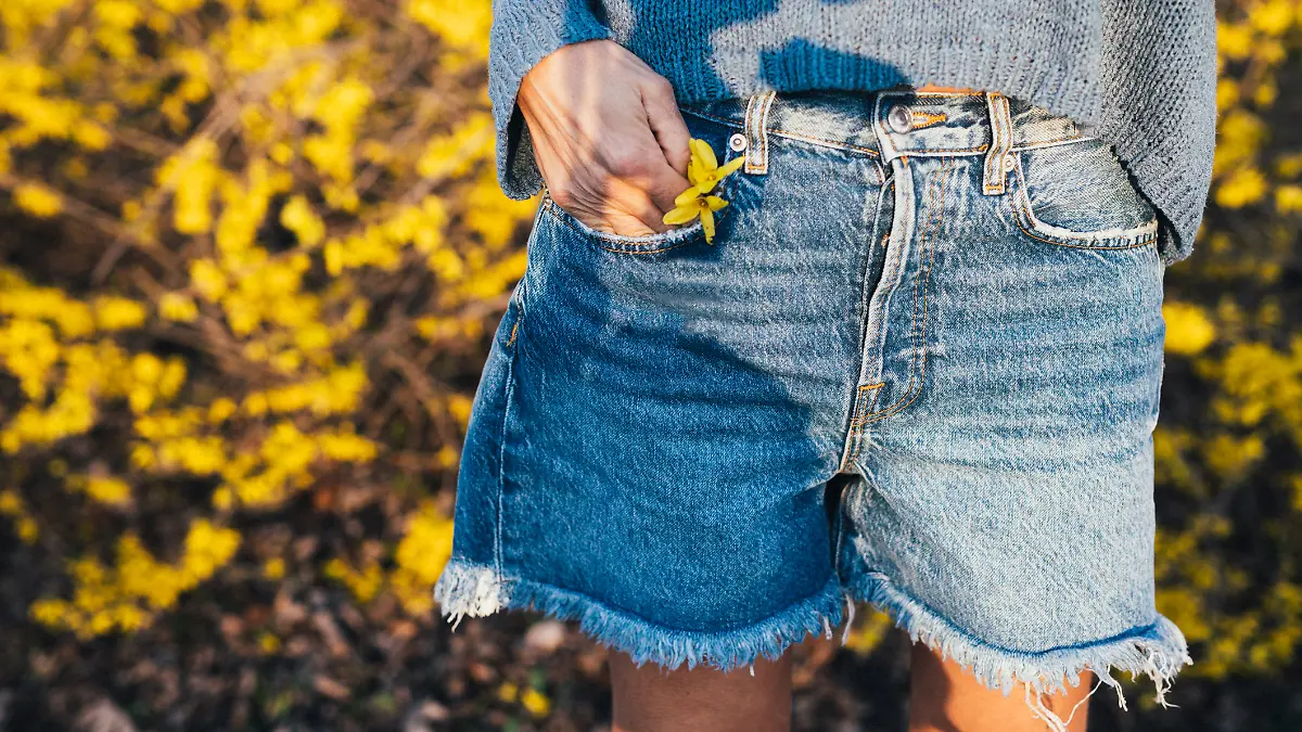 Frau in kurzer Jeanshose.