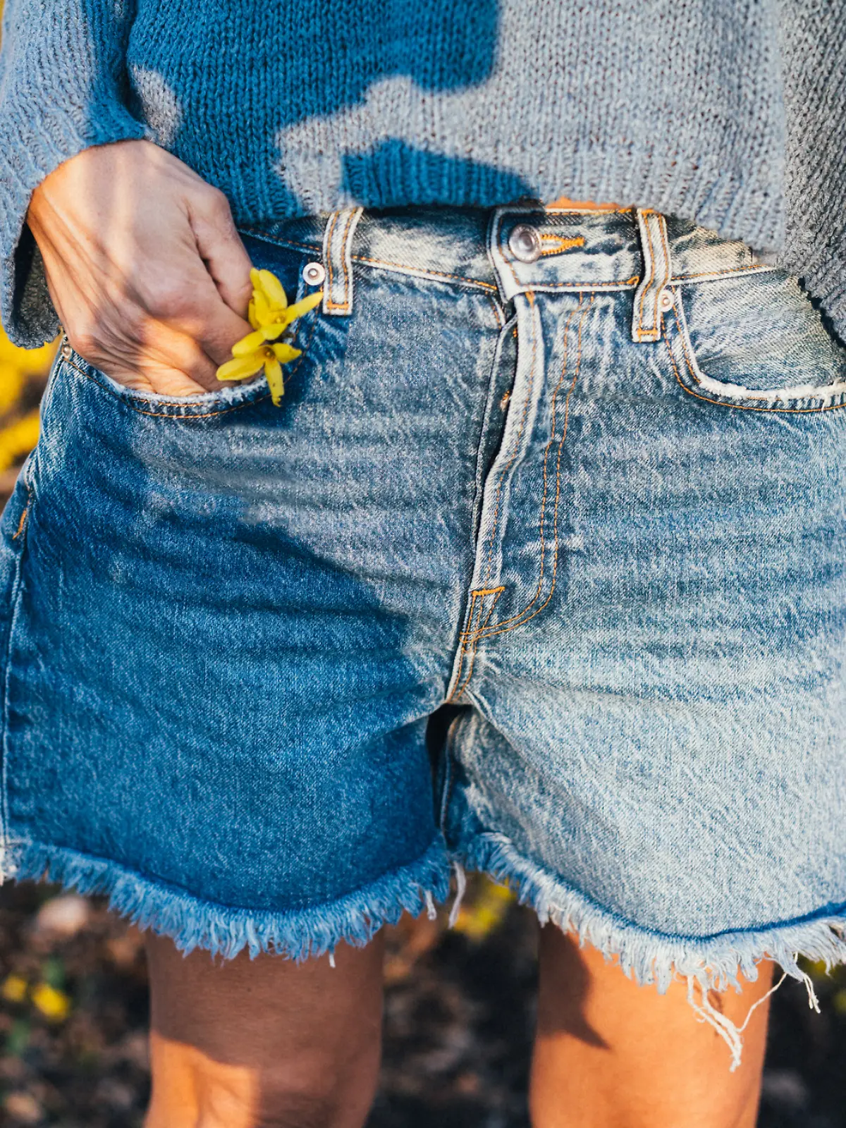 Frau in kurzer Jeanshose.
