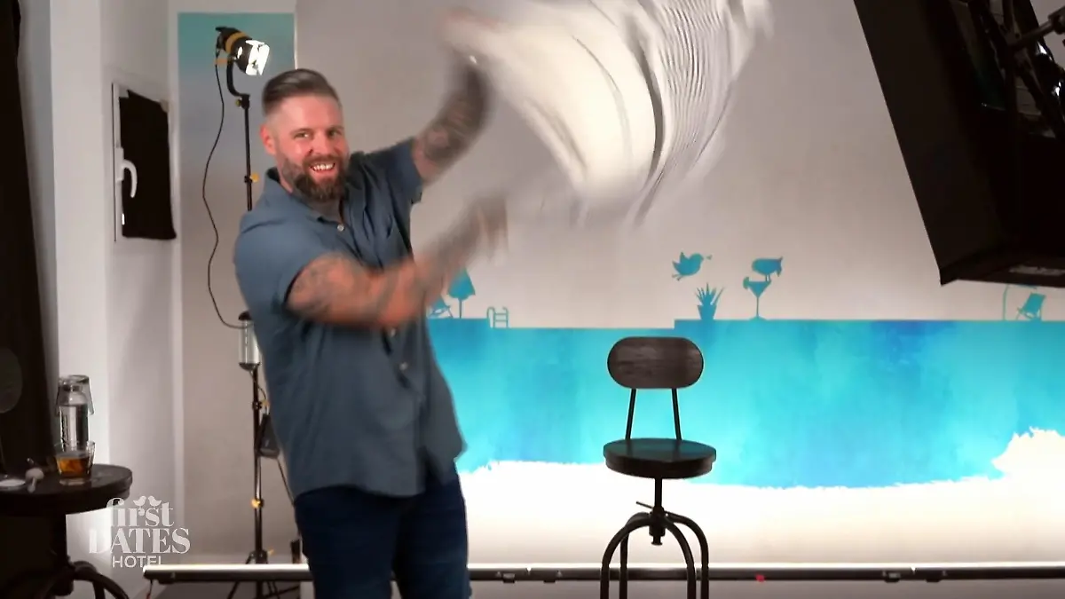 Saunameister Andre sucht die große Liebe Andre checkt ein