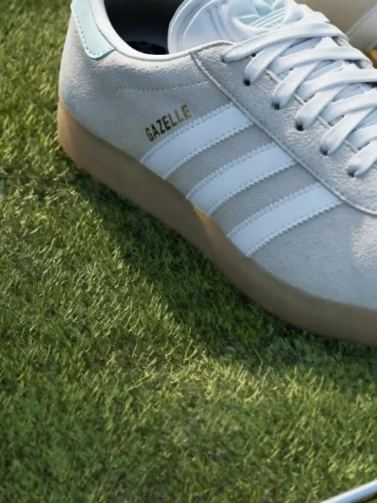 Gazelle Spikeless Golfschuh auf einem Golfplatz