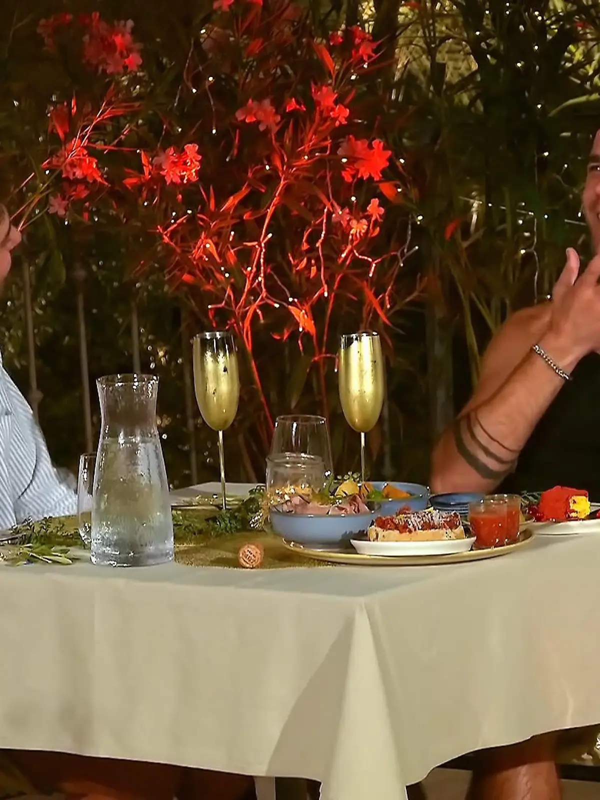 Bild zu: "Dustin und Joel verbringen die Nacht in der Golden Suite"