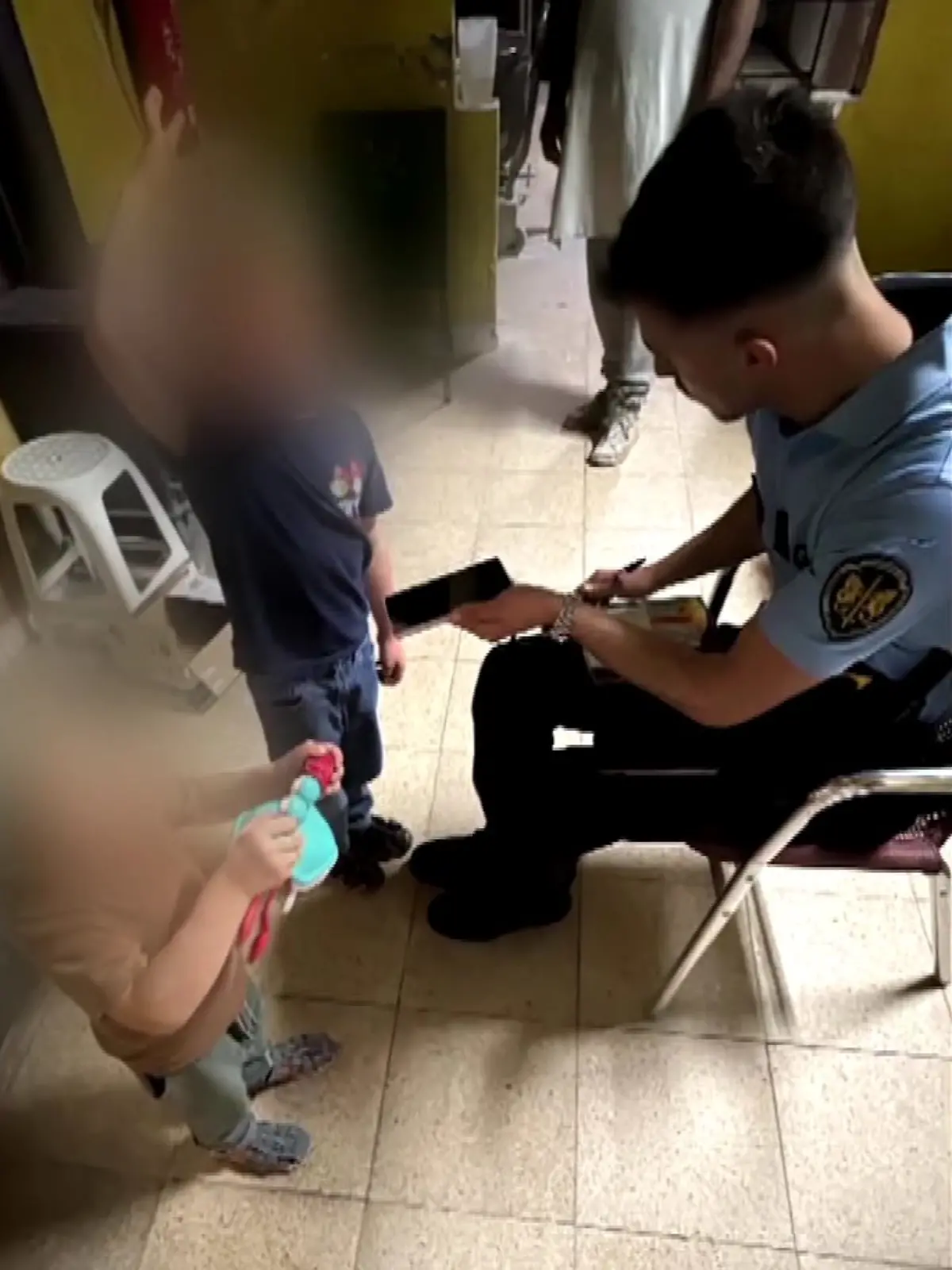 Ein Autofahrer fand die zwei ausgesetzten französischen Kinder (4 und 5) am Straßenrand und rief sofort die Polizei.