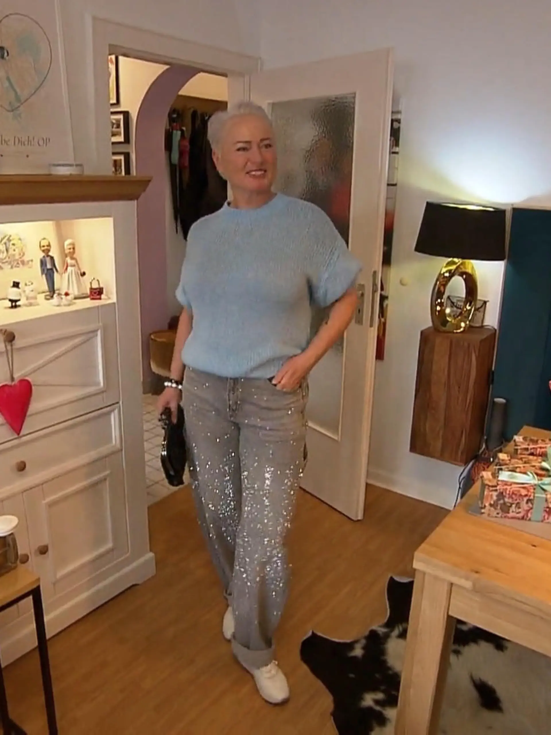 Bild zu: "Curvy Model mit großem Kleiderschrank"