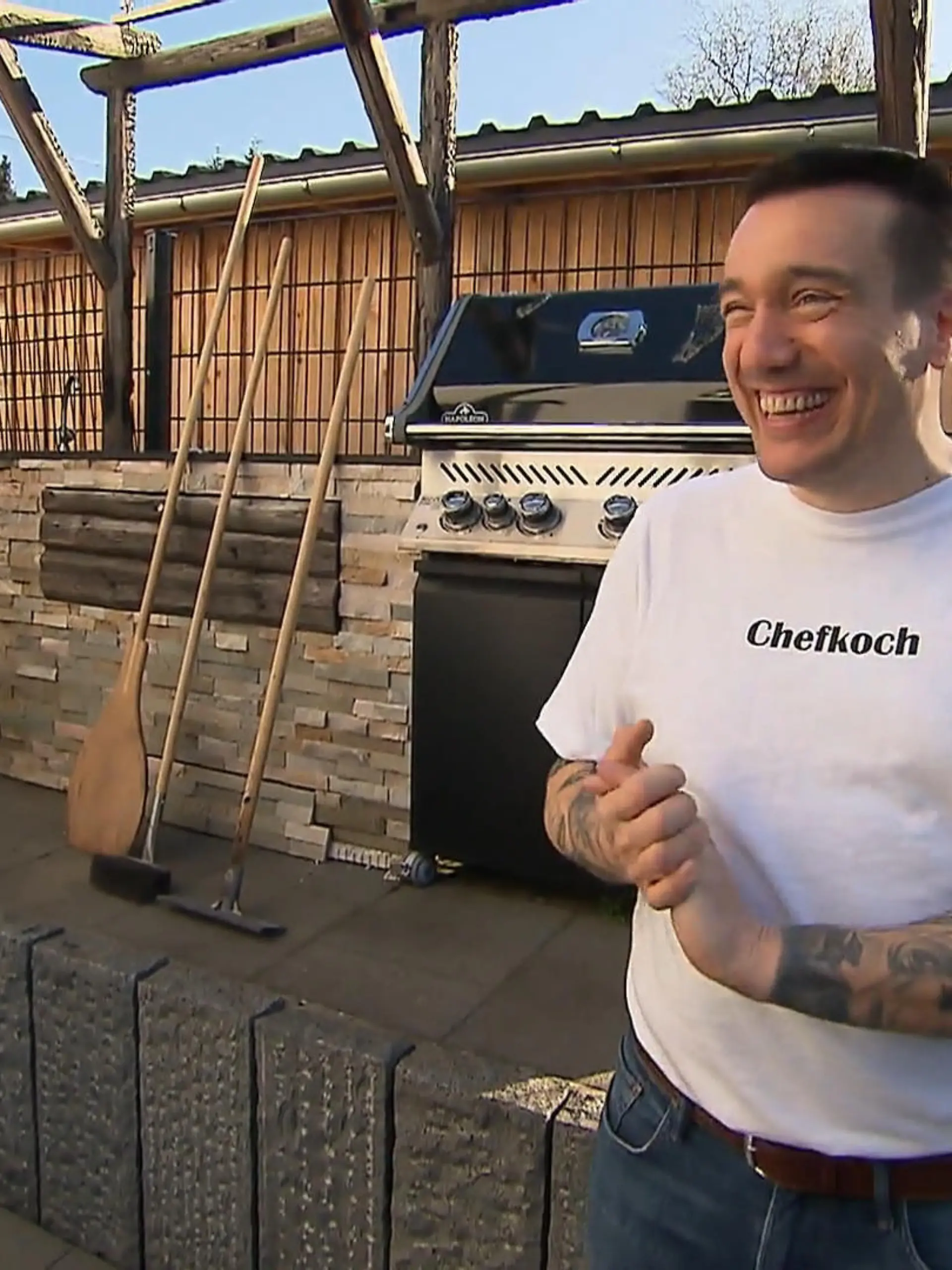 Bild zu: "Outdoor-Küche, Indoor-Küche, Pool - Freddy baut sich sein Dinner-Glück einfach selbst"