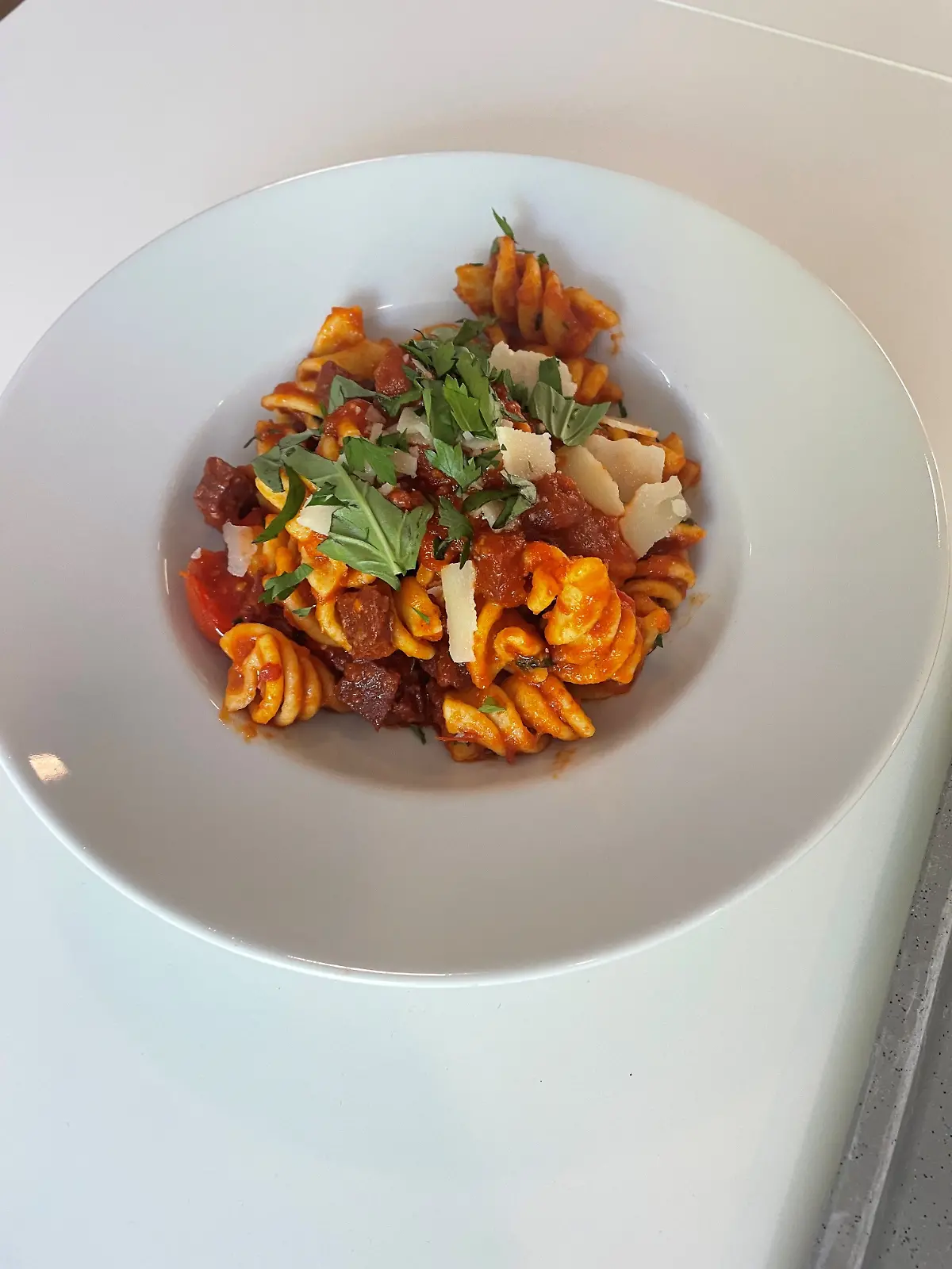 Die vom DFB-Koch kreierte Sucuk-Pasta besteht aus einer würzigen Tomatensauce, Sucuk und selbst gemachten Gnocchis.