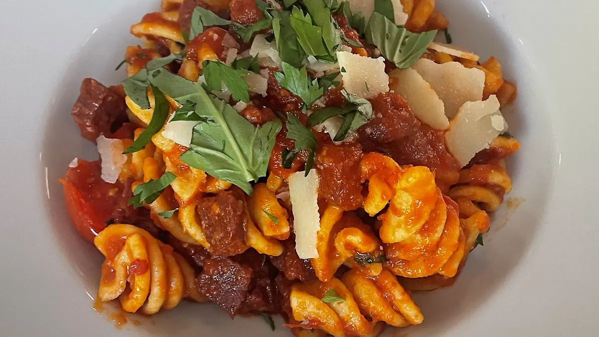 Die vom DFB-Koch kreierte Sucuk-Pasta besteht aus einer würzigen Tomatensauce, Sucuk und selbst gemachten Gnocchis.