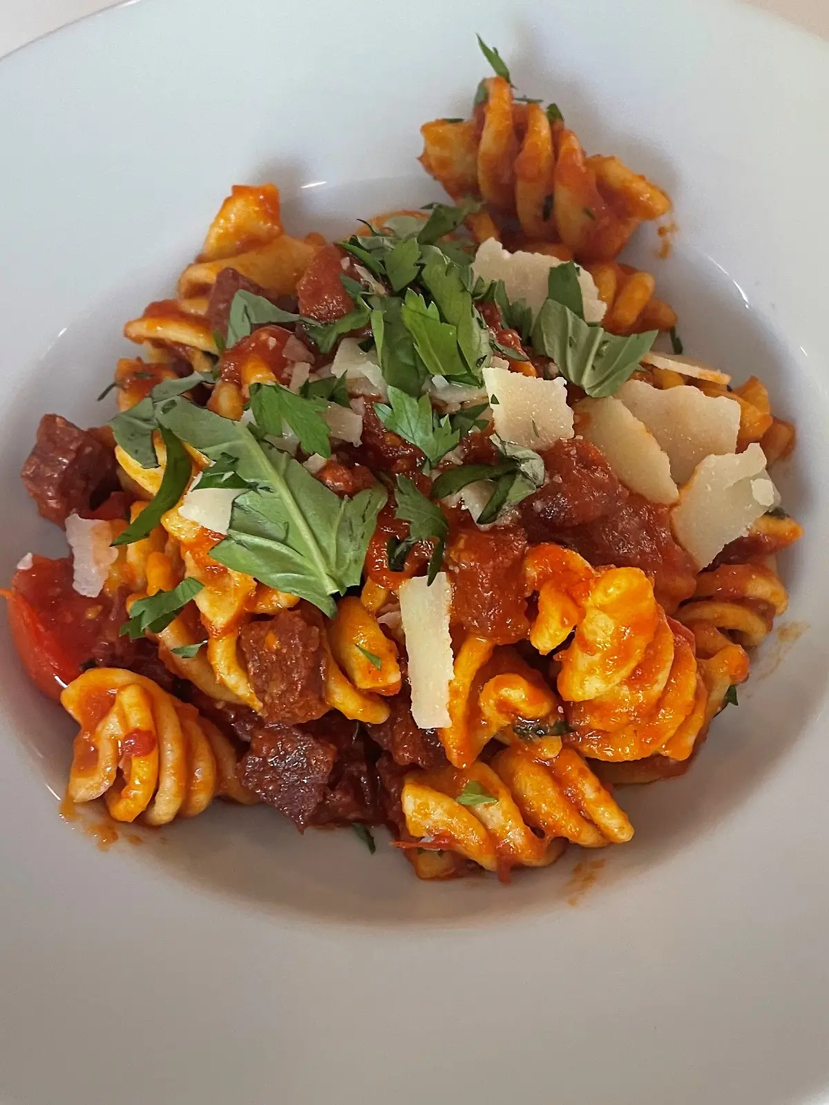 Die vom DFB-Koch kreierte Sucuk-Pasta besteht aus einer würzigen Tomatensauce, Sucuk und selbst gemachten Gnocchis.
