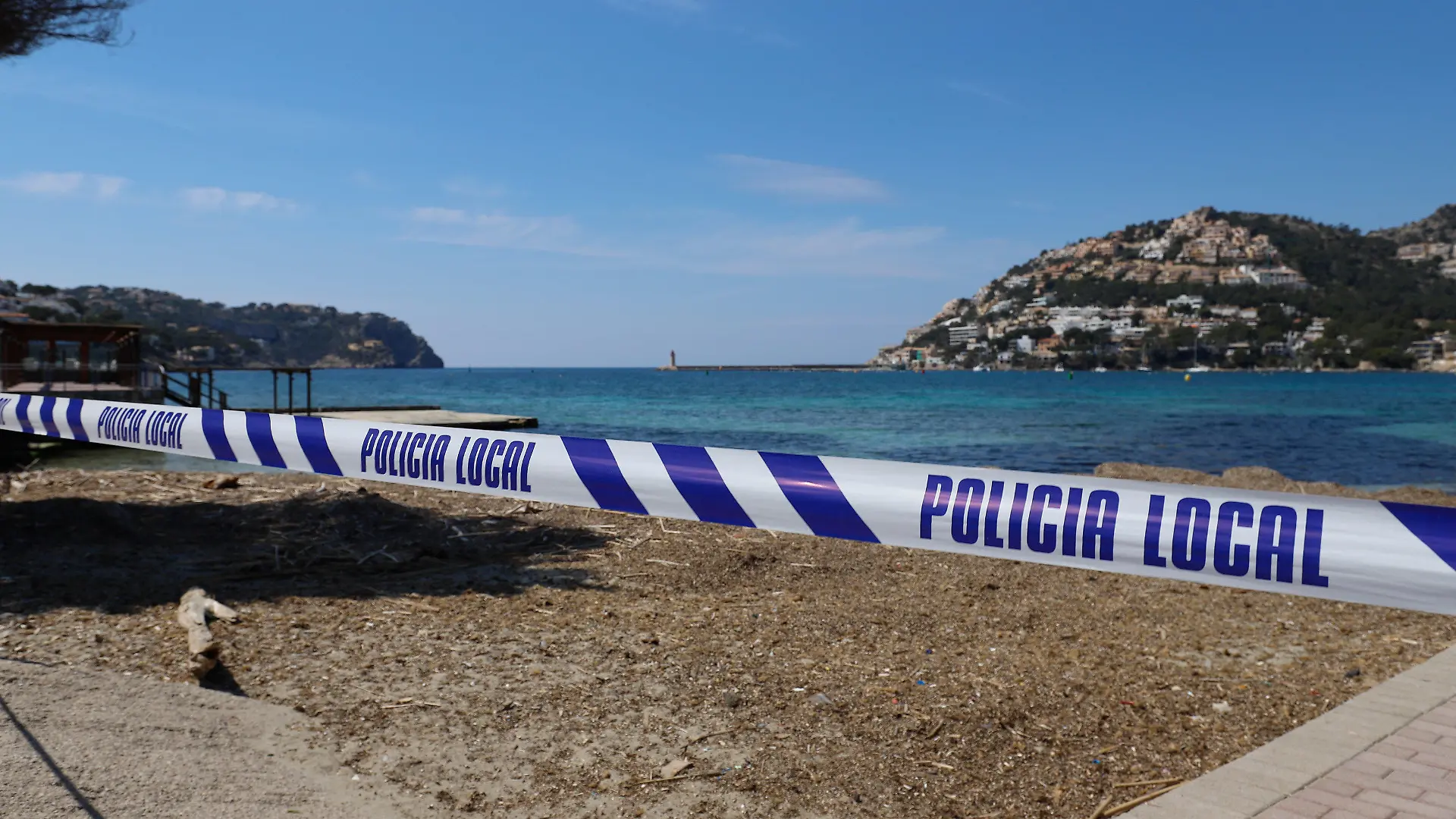 ARCHIV - 10.04.2020, Spanien, Port Andratx: Mit einem Absperrband der Polizei ist der Zugang zu einem Strand auf der Insel Mallorca abgesperrt. (zu dpa «Spaniens Regierung: Tourismus wohl erst gegen Jahresende wieder aktiv») Foto: Clara Margais/dpa +++ dpa-Bildfunk +++