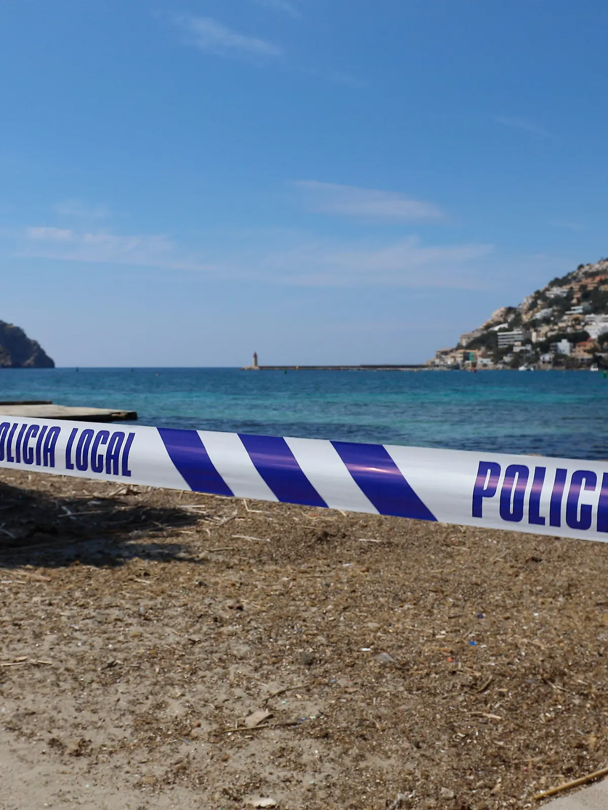 ARCHIV - 10.04.2020, Spanien, Port Andratx: Mit einem Absperrband der Polizei ist der Zugang zu einem Strand auf der Insel Mallorca abgesperrt. (zu dpa «Spaniens Regierung: Tourismus wohl erst gegen Jahresende wieder aktiv») Foto: Clara Margais/dpa +++ dpa-Bildfunk +++