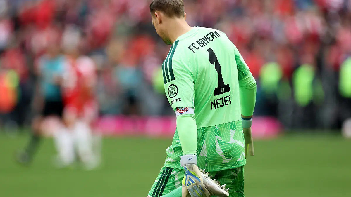 Manuel Neuer im Shirt von FC Bayern München hält seinen Fuß