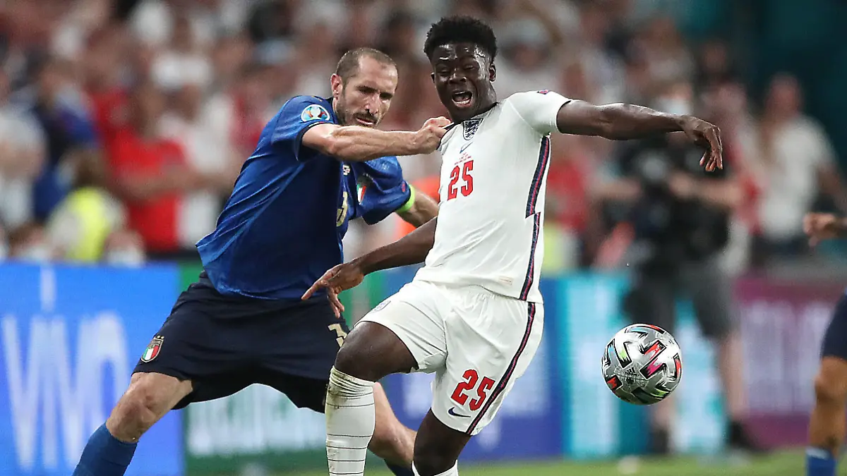 Italy v England - UEFA EURO, EM, Europameisterschaft,Fussball 2020 Final - Wembley Stadium Italy s Giorgio Chiellini left pulls back England s Bukayo Saka during the UEFA Euro 2020 Final at Wembley Stadium, London. Picture date: Sunday July 11, 2021. RESTRICTIONS: Use subject to restrictions. Editorial use only, no commercial use without prior consent from rights holder. PUBLICATIONxINxGERxSUIxAUTxONLY Copyright: xNickxPottsx 60886699