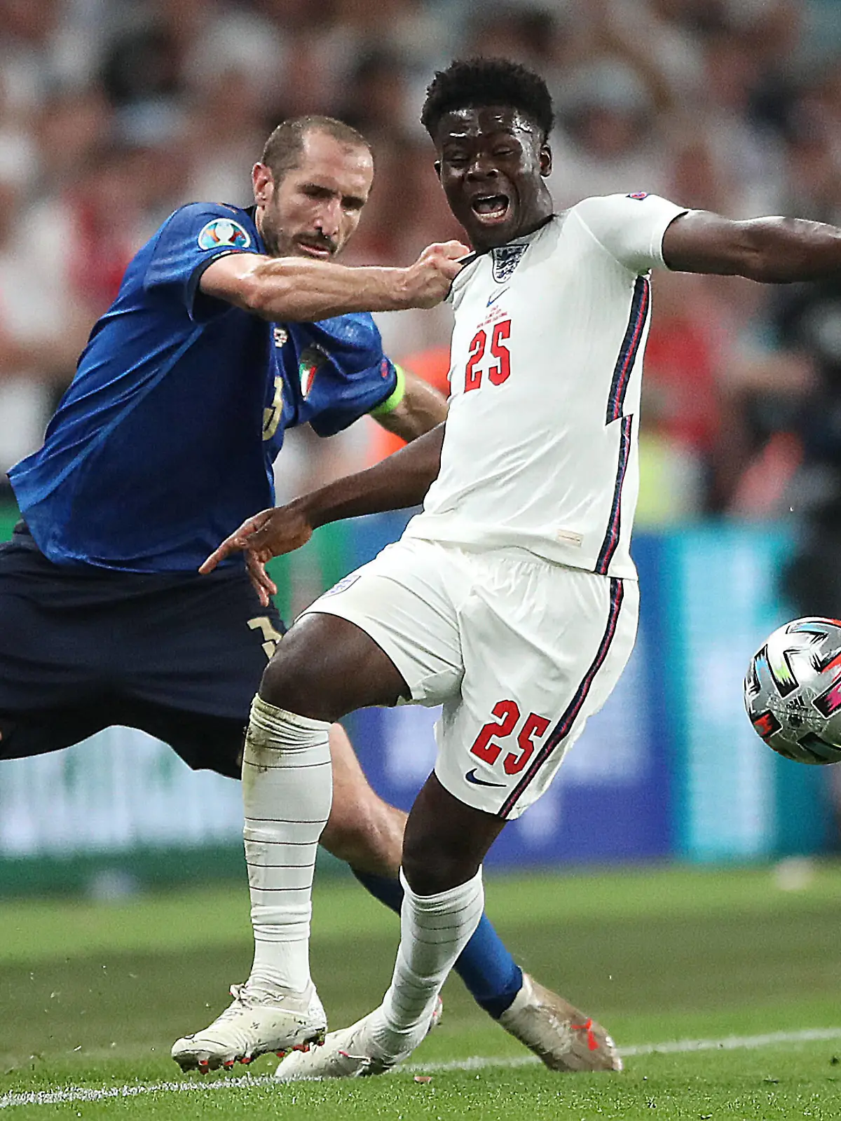  Italy v England - UEFA EURO, EM, Europameisterschaft,Fussball 2020 Final - Wembley Stadium Italy s Giorgio Chiellini left pulls back England s Bukayo Saka during the UEFA Euro 2020 Final at Wembley Stadium, London. Picture date: Sunday July 11, 2021. RESTRICTIONS: Use subject to restrictions. Editorial use only, no commercial use without prior consent from rights holder. PUBLICATIONxINxGERxSUIxAUTxONLY Copyright: xNickxPottsx 60886699