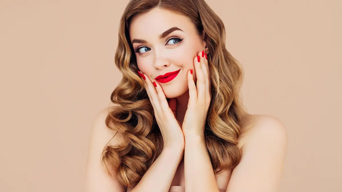 Frau mit rotem Lippenstift.