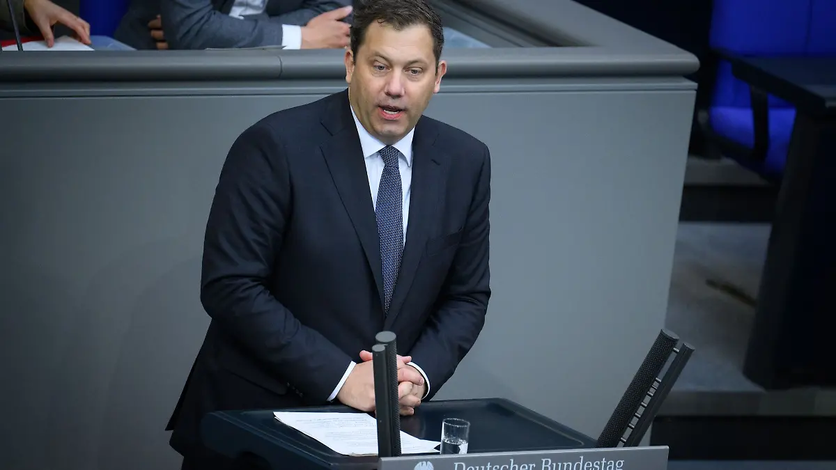 Bundesfinanzminister Klingbeil (SPD) zeigt sich offen dafür, Subventionen und Steuervergünstigungen um einen pauschalen Prozentsatz abzuschmelzen.