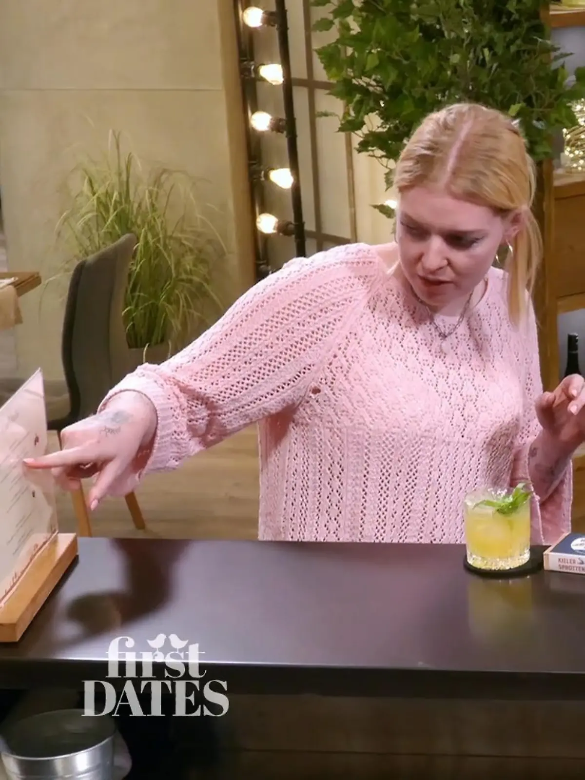 Bild zu: "First Dates: Jacob überrascht Tätowiererin Lea mit einem Mitbringsel aus dem Norden"