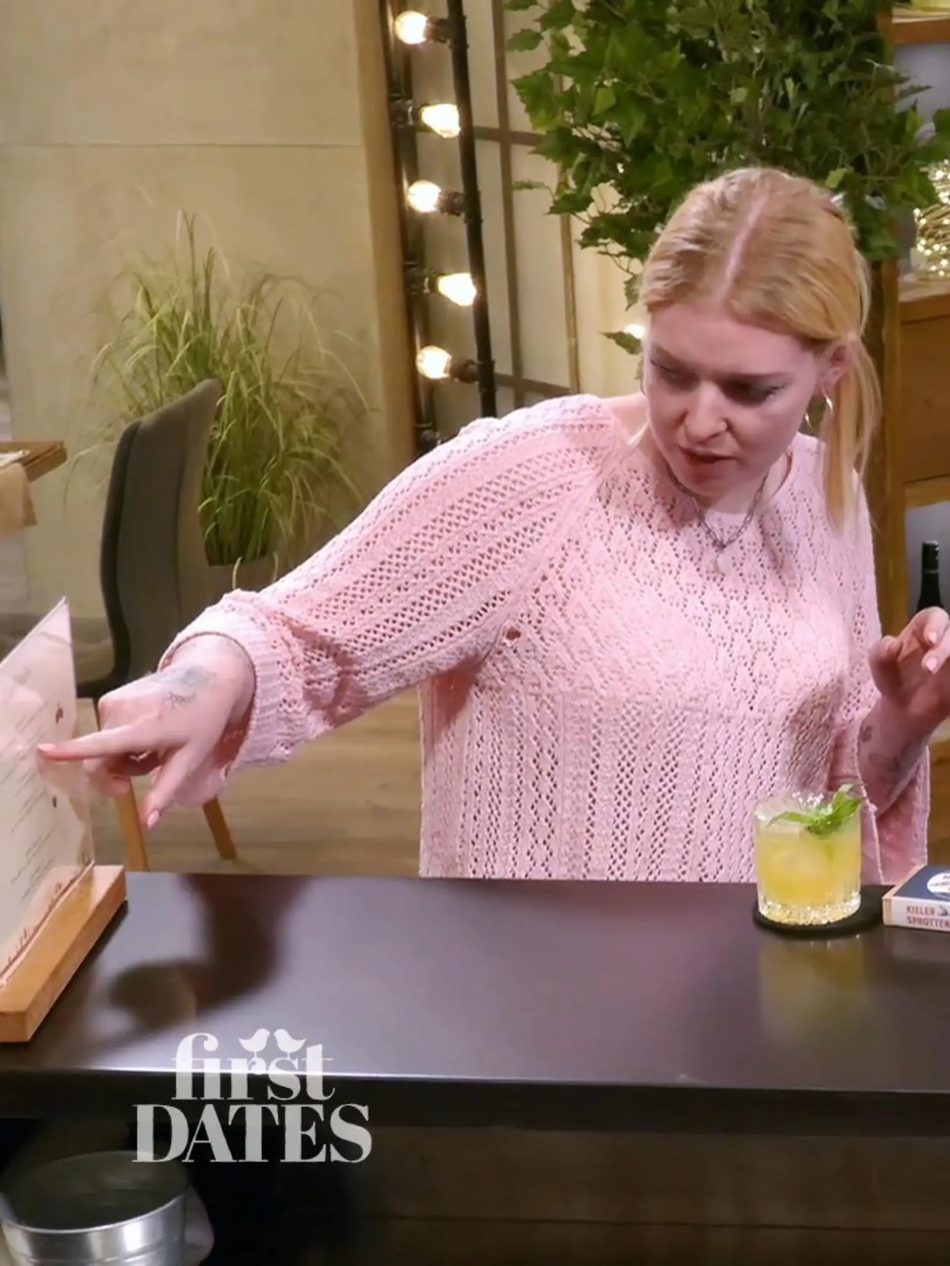 Bild zu: "First Dates: Jacob überrascht Tätowiererin Lea mit einem Mitbringsel aus dem Norden"
