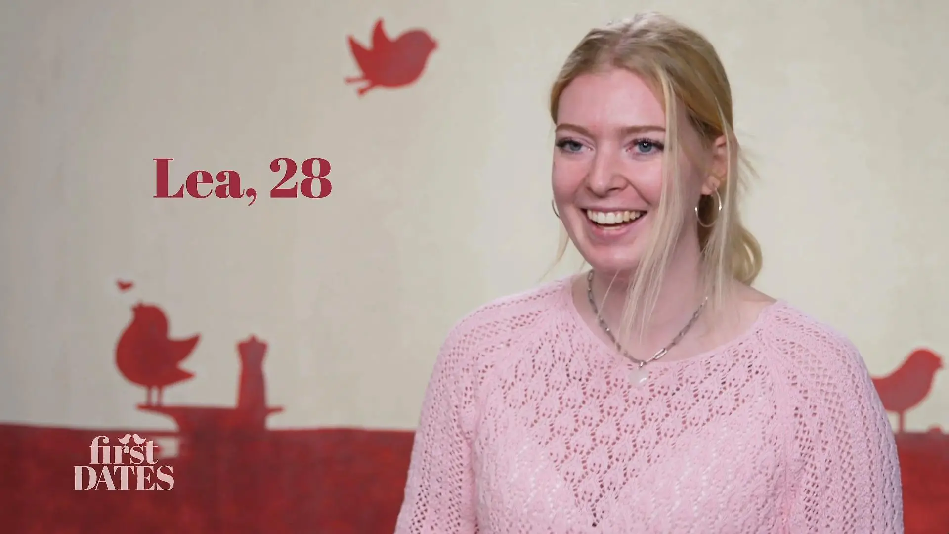 Lea lachend im Interview