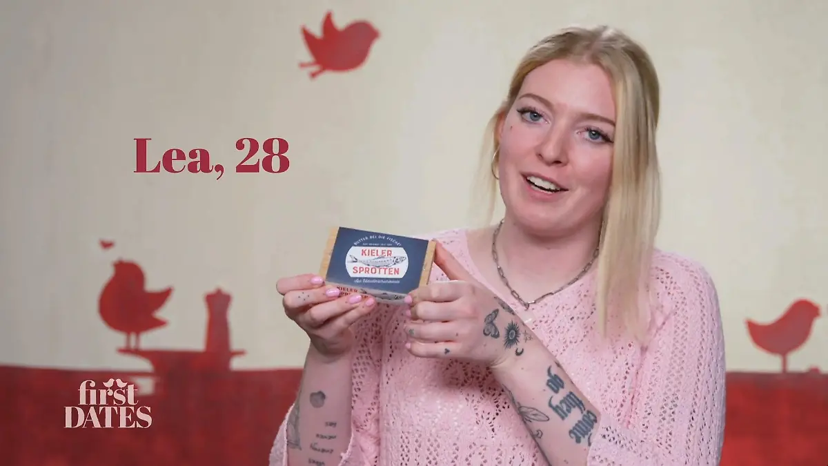 Lea hält eine Packung Kieler Sprotten in die Kamera.