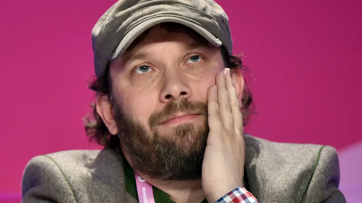 Der Schauspieler Christian Ulmen spricht am 08.05.2017 in Berlin auf der Internetkonferenz re:publica über die Serie "Jerks". Die Konferenz unter dem Motto "love out loud" findet vom 08.05. bis 10.05.2017 statt. Foto: Britta Pedersen/dpa-Zentralbild/dpa