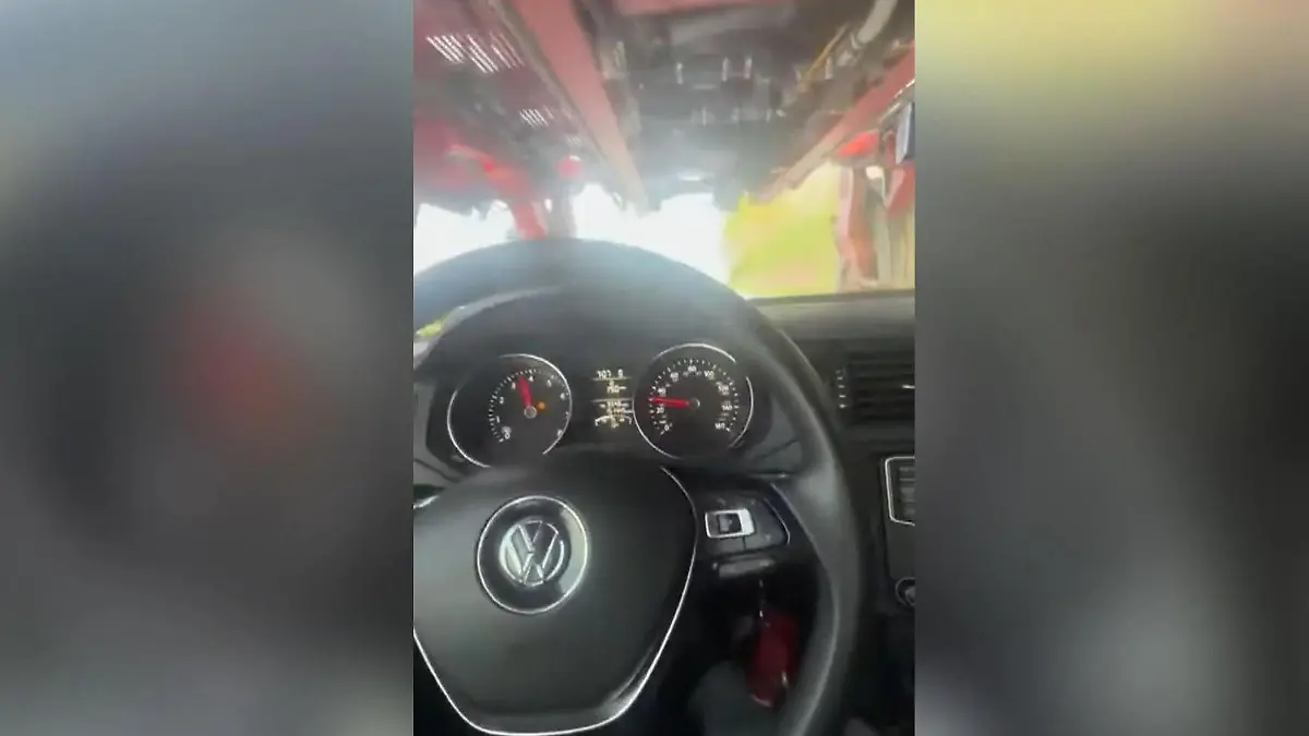 Lebensmüdes Überholmanöver! Autos rasen unter Landmaschine durch Sie finden das auch noch lustig