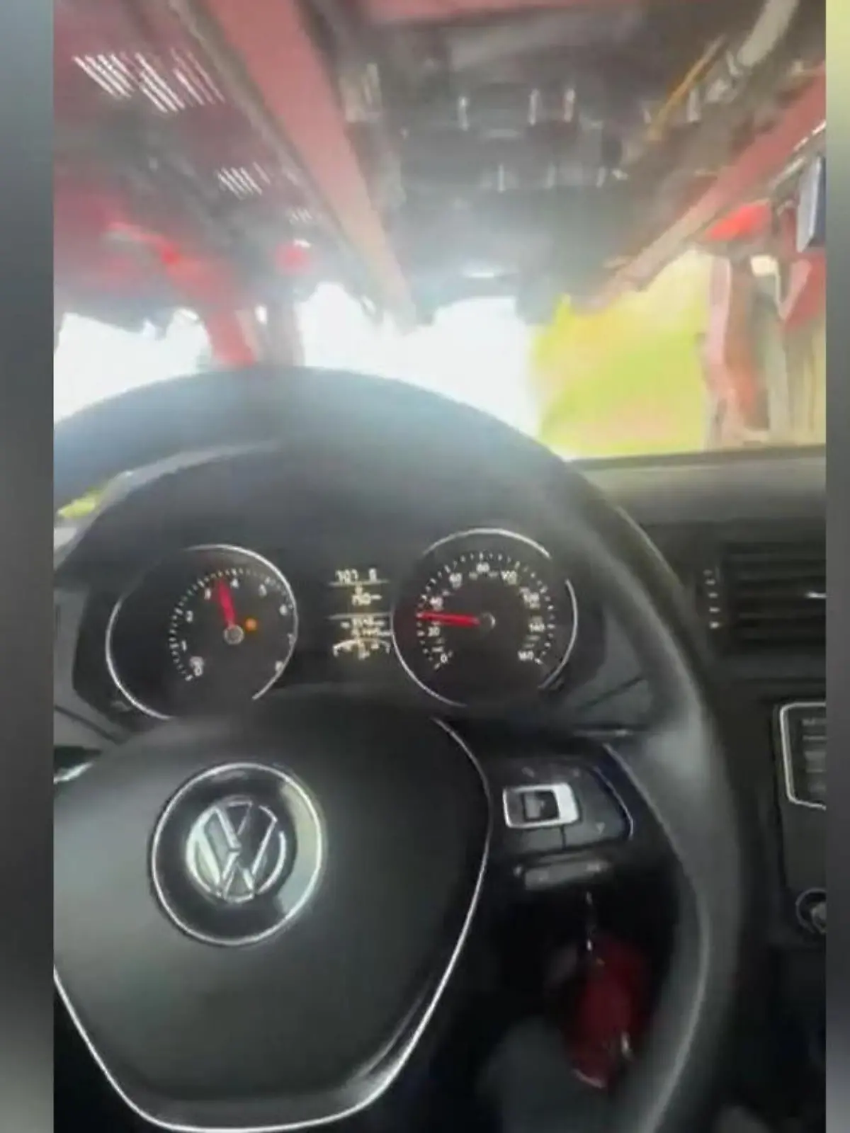 Bild zu: "Lebensmüdes Überholmanöver! Autos rasen unter Landmaschine durch"