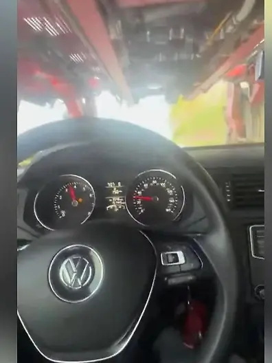 Bild zu: "Lebensmüdes Überholmanöver! Autos rasen unter Landmaschine durch"