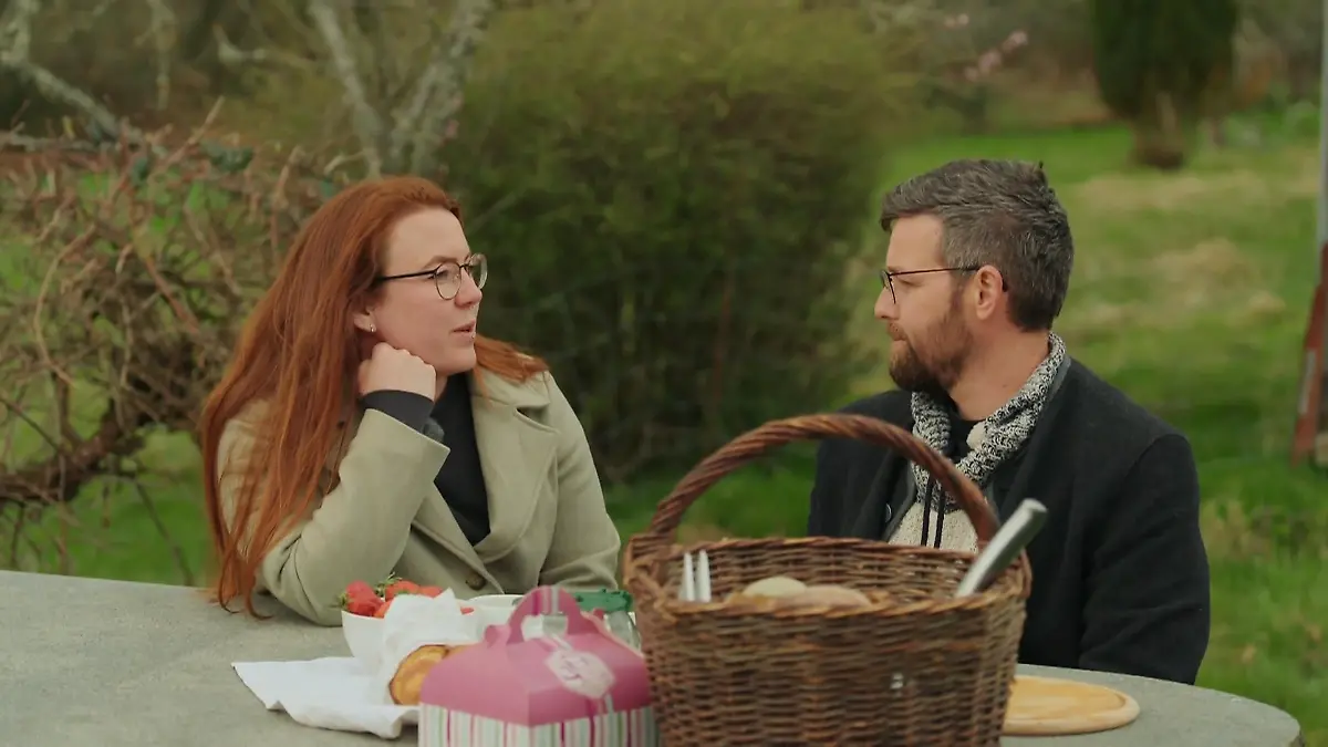 Jakob und Giulia suchen Klarheit fürs Herz Picknick mit Gefühl