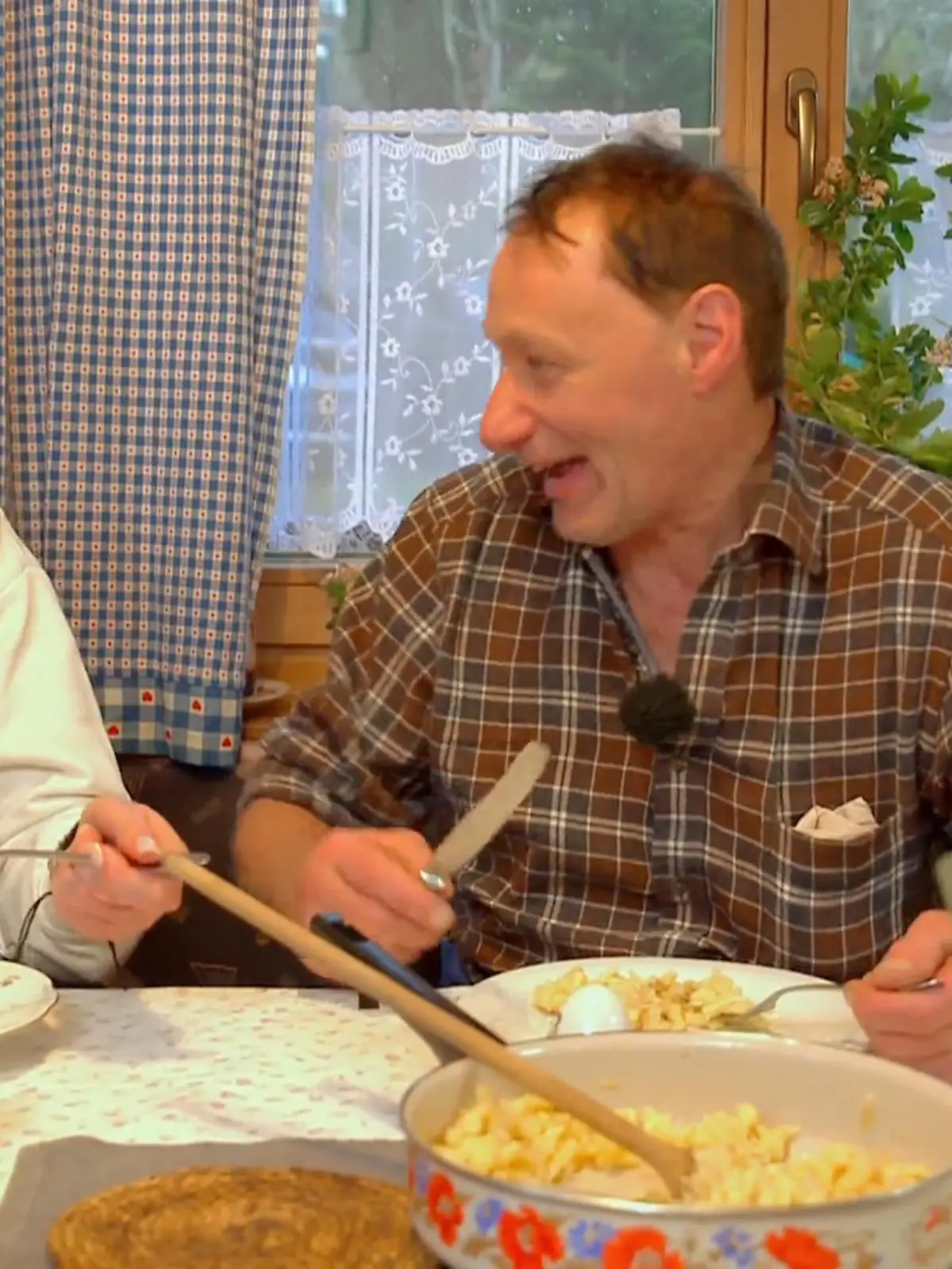 Bild zu: "Franz grübelt, welche Dame besser zu ihm passt"