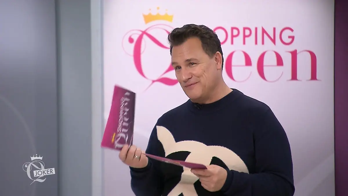 Guido hält auf dem Catwalk seine Moderationskarten in den Händen.