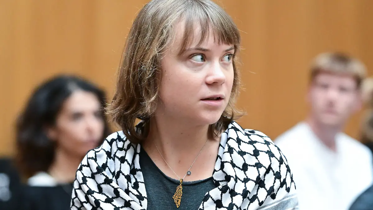 22.05.2026, Baden-Württemberg, Stuttgart: Die Klimaaktivistin Greta Thunberg sitzt als Zuschauerin in einem Gerichtssaal in Stuttgart-Stammheim bei einem Prozess um einen Anschlag gegen ein israelisches Rüstungsunternehmen. Fünf Pro-Palästina-Aktivisten stehen vor Gericht. Sie brachen der Anklage zufolge nachts in ein israelisches Rüstungsunternehmen in Ulm ein, zerstörten Inventar, sprühten die Wände voll und verursachten einen Millionenschaden. Foto: Bernd Weißbrod/dpa +++ dpa-Bildfunk +++