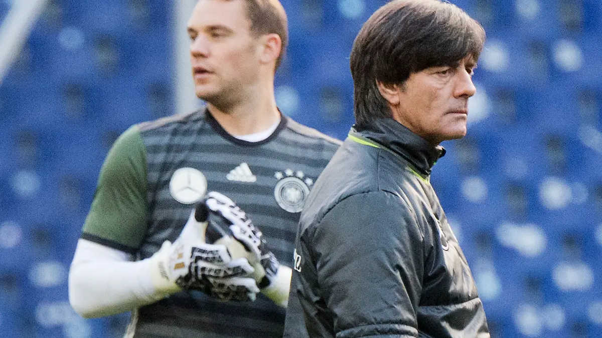 Der Trainer der deutschen Fußball-Nationalmannschaft Joachim Löw (r) steht mit Torwart Manuel Neuer beim Training in der HDI-Arena. Zwölf Gastgeber, symbolische Brücken über den ganzen Kontinent. Am Freitag (12.06.2020) sollte die historische Fußball-EM beginnen. Die Corona-Krise hat das verhindert - auch zum Bedauern von Joachim Löw und Manuel Neuer. (zu dpa: «Löw sicher: Nagelsmann denkt über Neuer nach») +++ dpa-Bildfunk +++