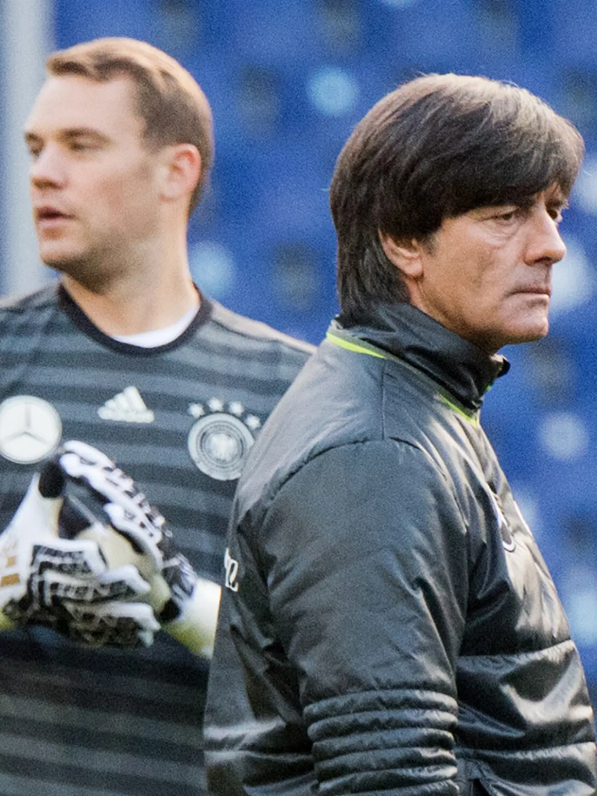 Der Trainer der deutschen Fußball-Nationalmannschaft Joachim Löw (r) steht mit Torwart Manuel Neuer beim Training in der HDI-Arena. Zwölf Gastgeber, symbolische Brücken über den ganzen Kontinent. Am Freitag (12.06.2020) sollte die historische Fußball-EM beginnen. Die Corona-Krise hat das verhindert - auch zum Bedauern von Joachim Löw und Manuel Neuer. (zu dpa: «Löw sicher: Nagelsmann denkt über Neuer nach») +++ dpa-Bildfunk +++