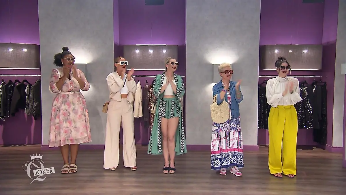 Die 5 Kandidatinnen in ihren Looks klatschend nebeneinander.