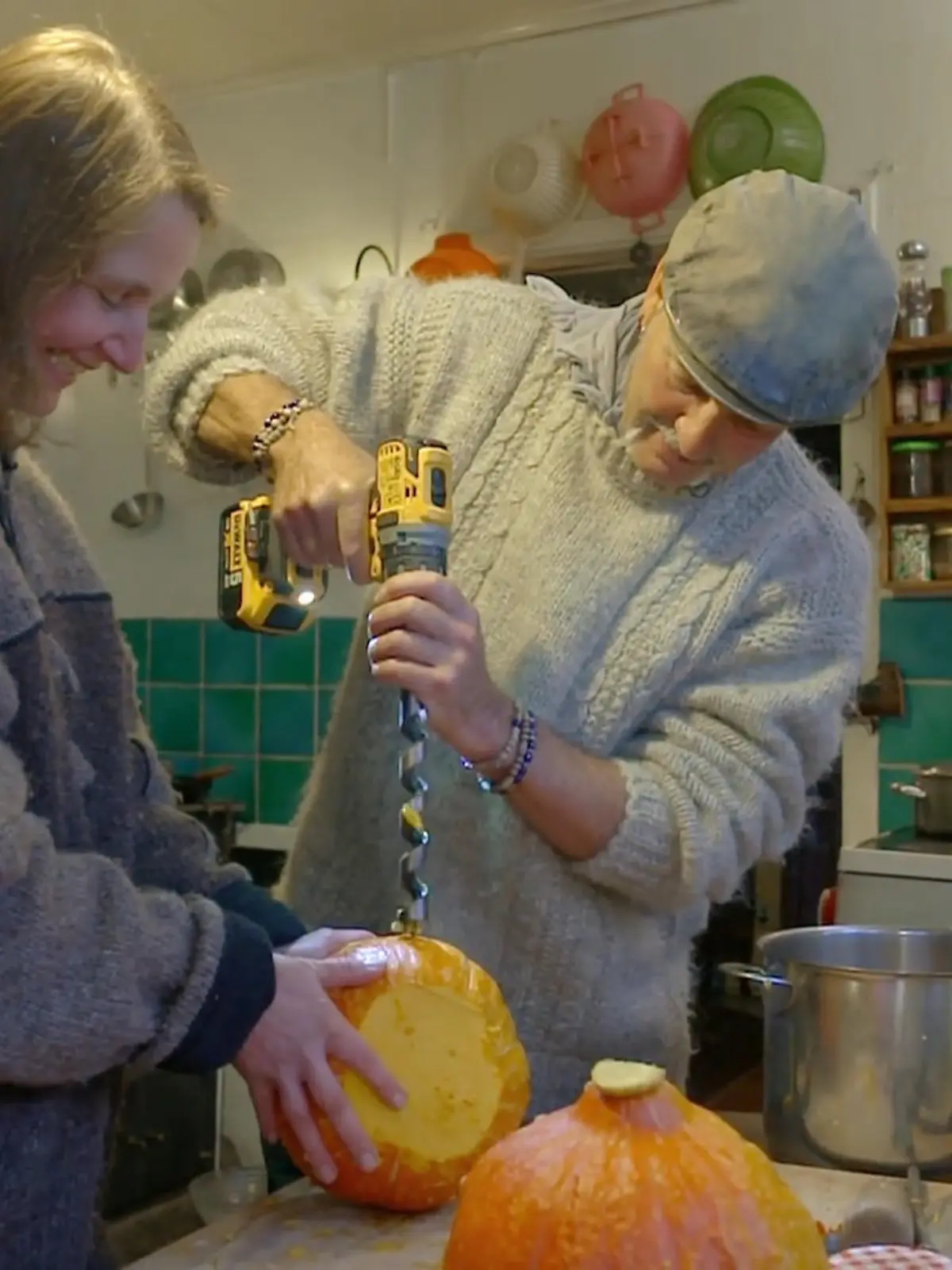 Bild zu: "Kommen sich Turner und Ariane beim Kürbisschnitzen näher?"