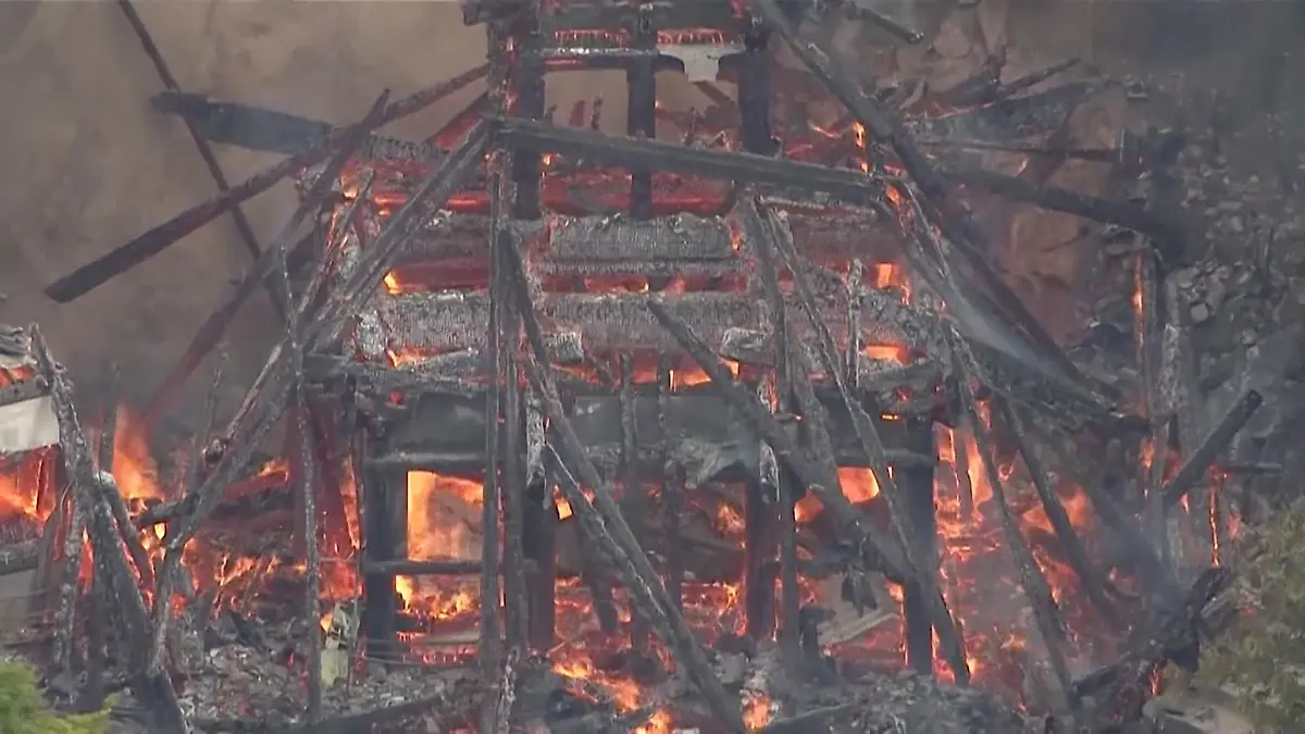 Historische Tempelhalle in Flammen – weil heiliges Feuer außer Kontrolle gerät! Brand am Daisho-Tempel bei Hiroshima