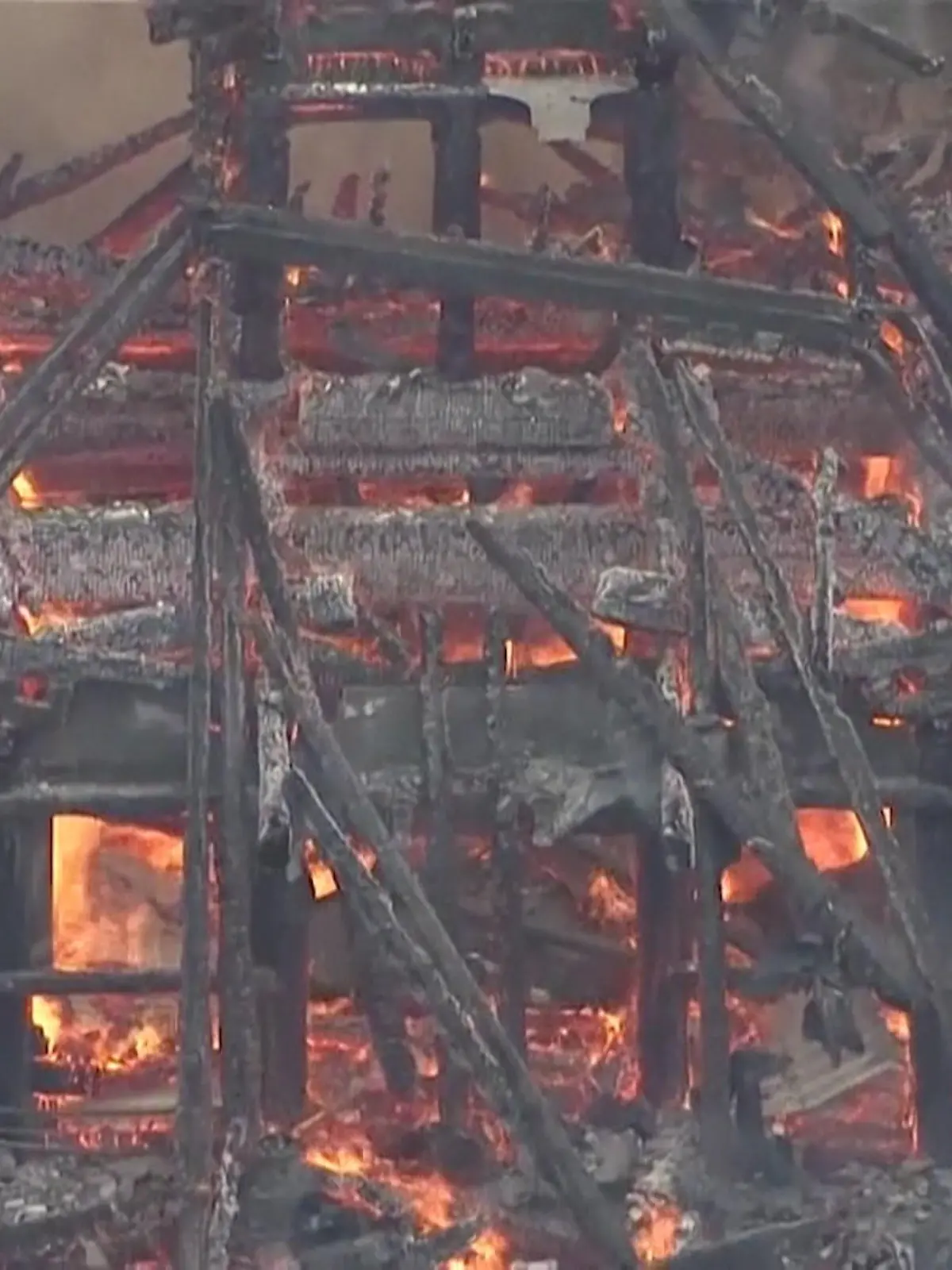 Bild zu: "Historische Tempelhalle in Flammen – weil heiliges Feuer außer Kontrolle gerät!"