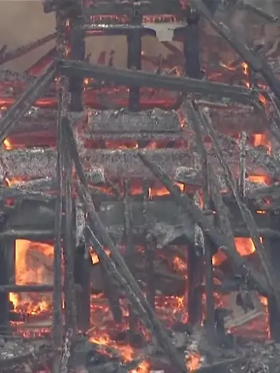 Bild zu: "Historische Tempelhalle in Flammen – weil heiliges Feuer außer Kontrolle gerät!"