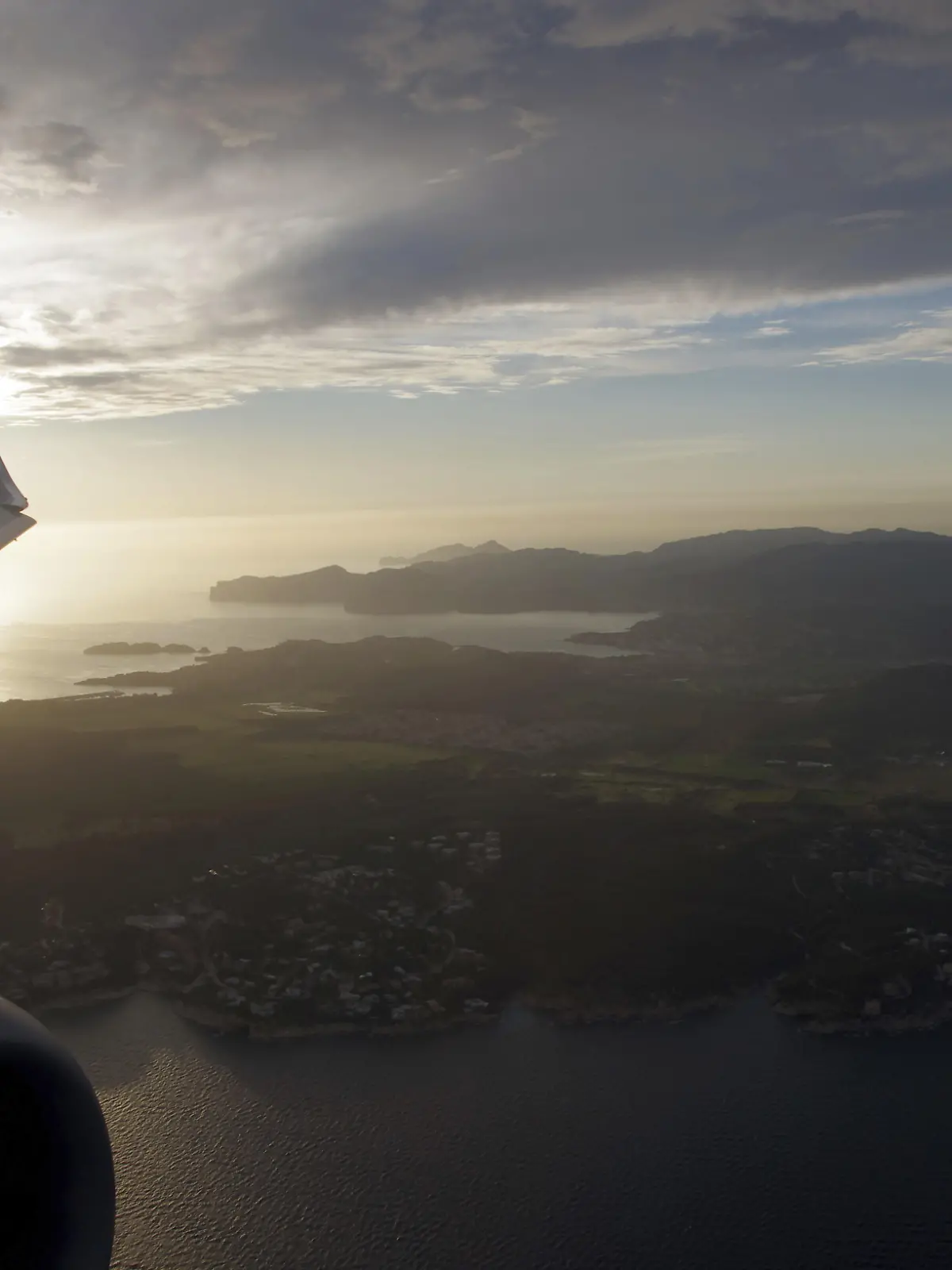 Flugzeug, Tragfläche, Urlaub, Mallorca, Himmel, Blick aus dem Flugzeug auf die Insel Mallorca
