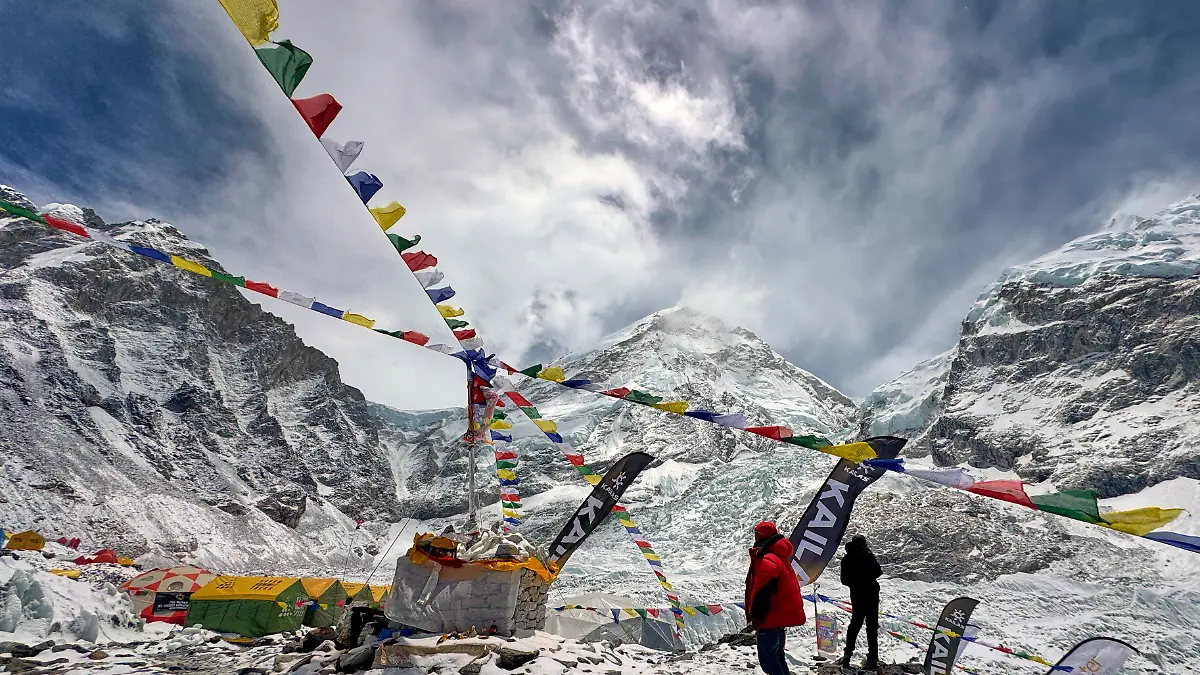 Gebetsfahnen wehen über den Zelten der Bergführer und Bergsteiger im Basislager des Mount Everest. +++ dpa-Bildfunk +++