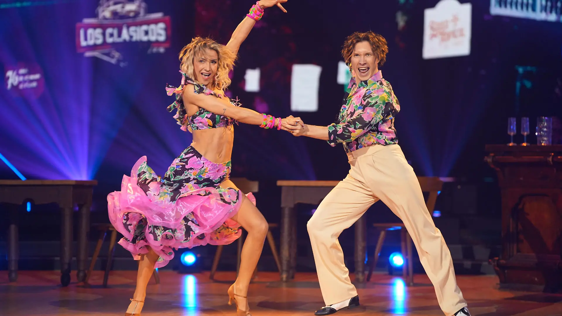 Anna-Carina Woitschack dreht auf – und die Jury feiert ihre Samba! Starker Start ins „Let's Dance“-Halbfinale