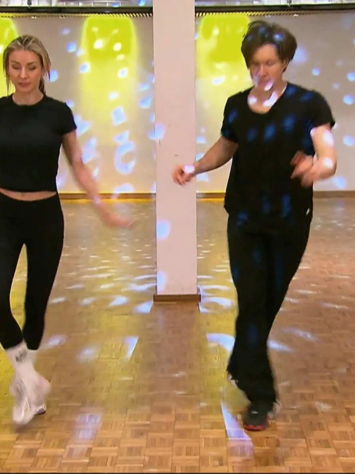 Bild zu: "Erinnern sich Anna-Carina und Evgeny im Impro-Training an alle Schritte?"