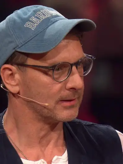Bild zu: "Schauspieler Hendrik Duryn holt den Umschlag mit den Voting-Ergebnissen"
