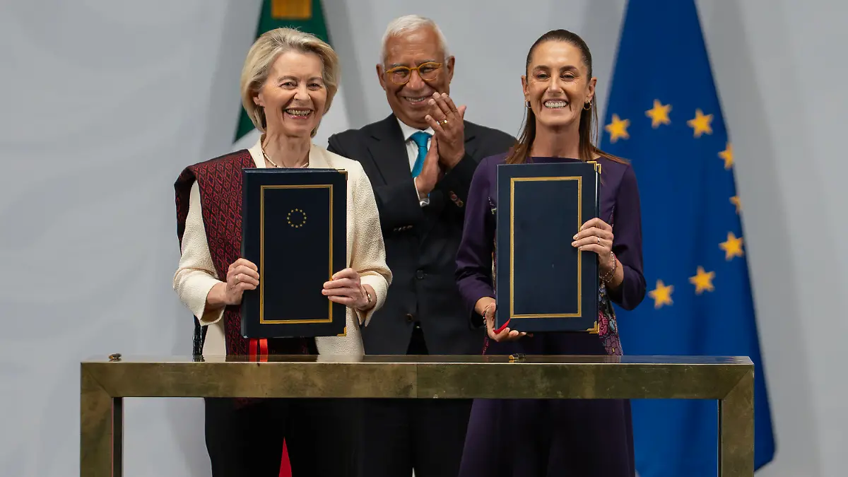 22.05.2026, Mexiko, Mexiko-Stadt: Claudia Sheinbaum (r), Präsidentin von Mexiko, EU-Ratspräsident Antonio Costa (M) und die EU-Kommissionspräsidentin Ursula von der Leyen zeigen ein Handelsabkommen im Präsidentenpalast. Die EU und Mexiko haben nach zehnjährigen Verhandlungen die modernisierte Fassung ihres Handels- und Partnerschaftsabkommens aus dem Jahr 2000 unterzeichnet. Foto: Felix Marquez/dpa +++ dpa-Bildfunk +++