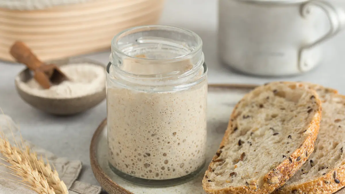 hausgemachter Sauerteigbrot-Starter im Glas, rustikal homemade sourdough bread starter in jar, rustic style LicenseRF Copyright: xZoonar.com/Anna_Shepulovax 23680827